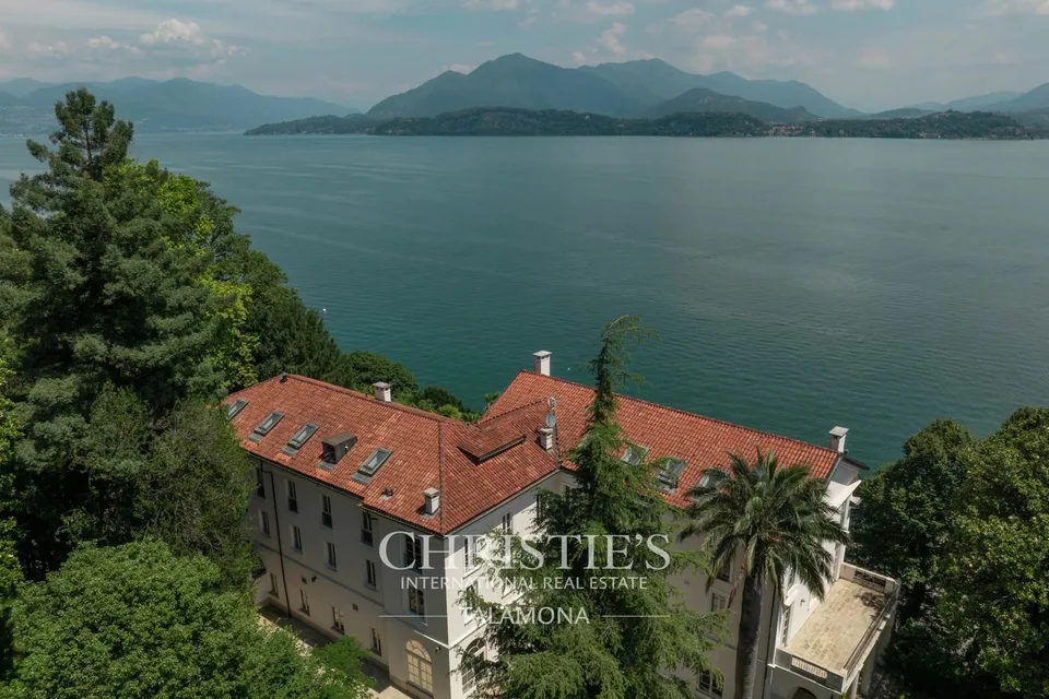 Villa di prestigio con piscina, parco e pontile sul lago a Belgirate