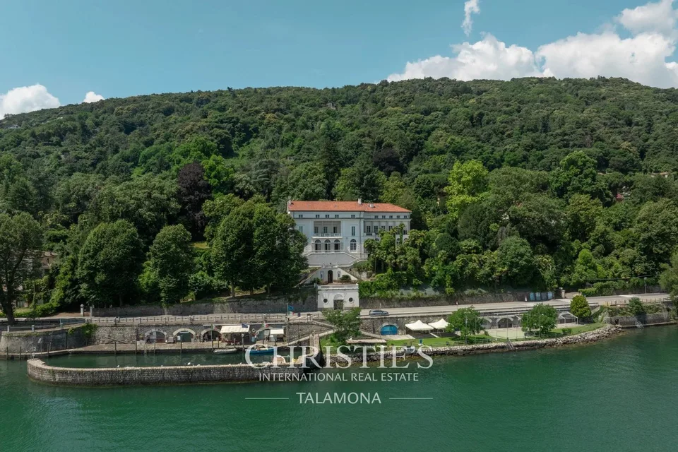 Prestigevilla mit Pool, Park und Bootssteg am See in Belgirate