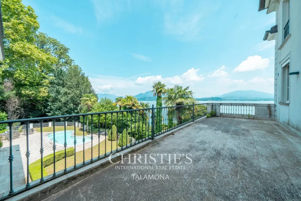Villa di prestigio con piscina, parco e pontile sul lago a Belgirate