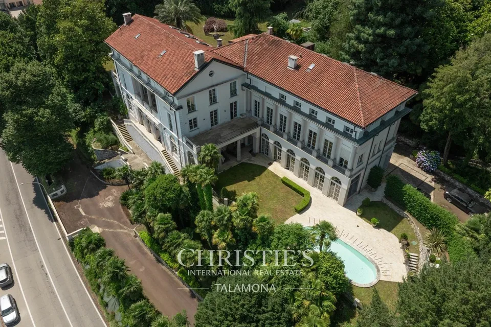 Villa di prestigio con piscina, parco e pontile sul lago a Belgirate