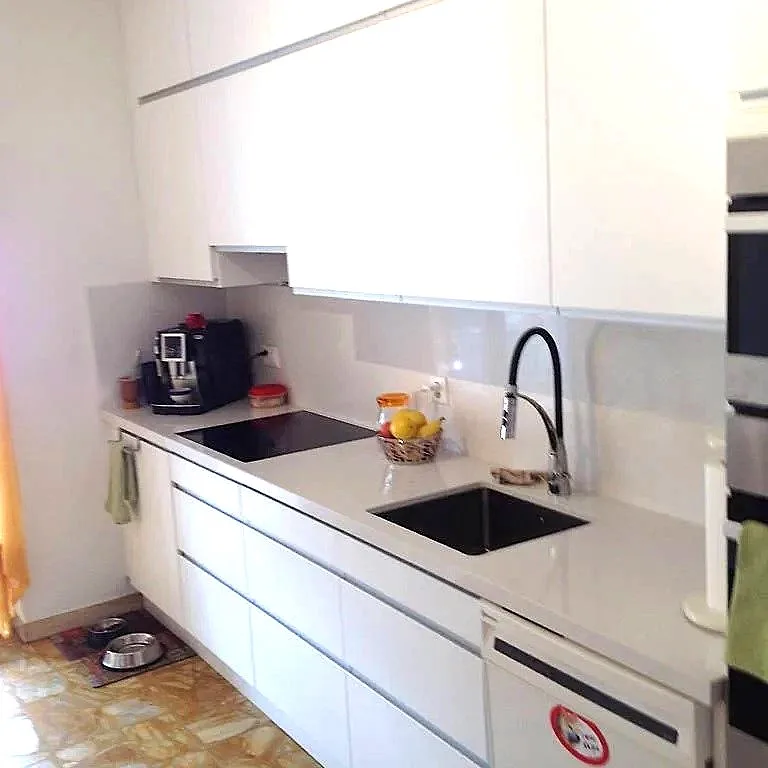Großes 3.5-Zimmer-Apartment, zwei Badezimmer, 2 Parkplätze!