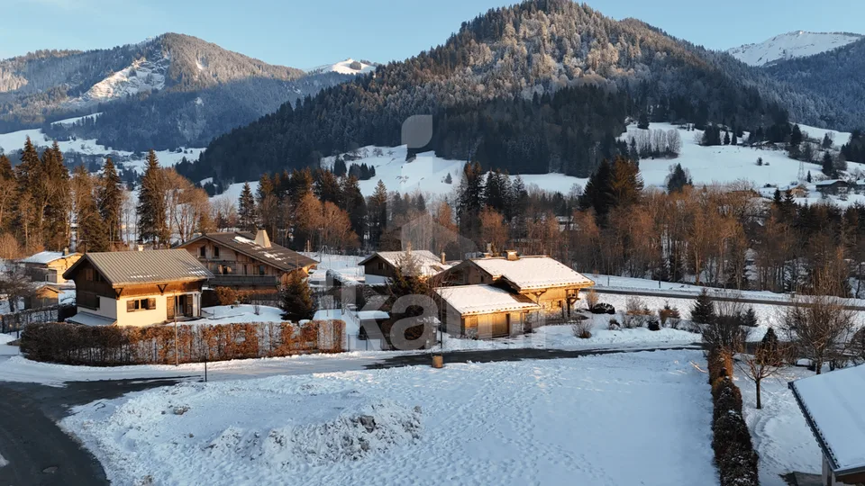 Terrain constructible à Praz-sur-Arly   855 m² pour votre chalet ou projet immobilier, emplacement rare