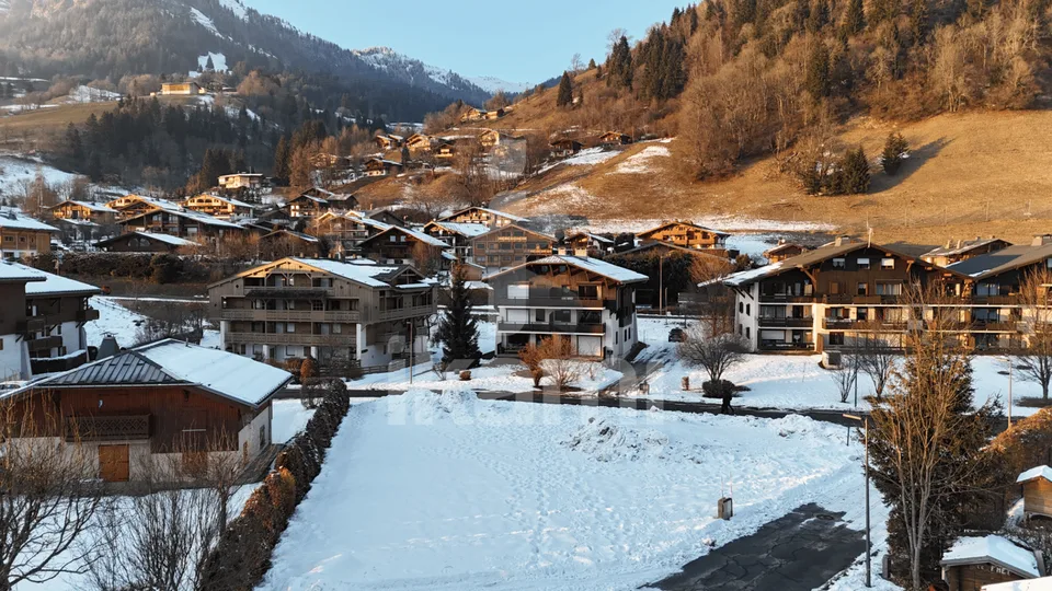 Terrain constructible à Praz-sur-Arly   855 m² pour votre chalet ou projet immobilier, emplacement rare