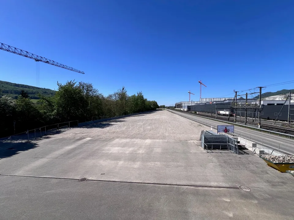 3137 m2 d'espaces commerciaux et de stockage à louer à Wangen bei Olten