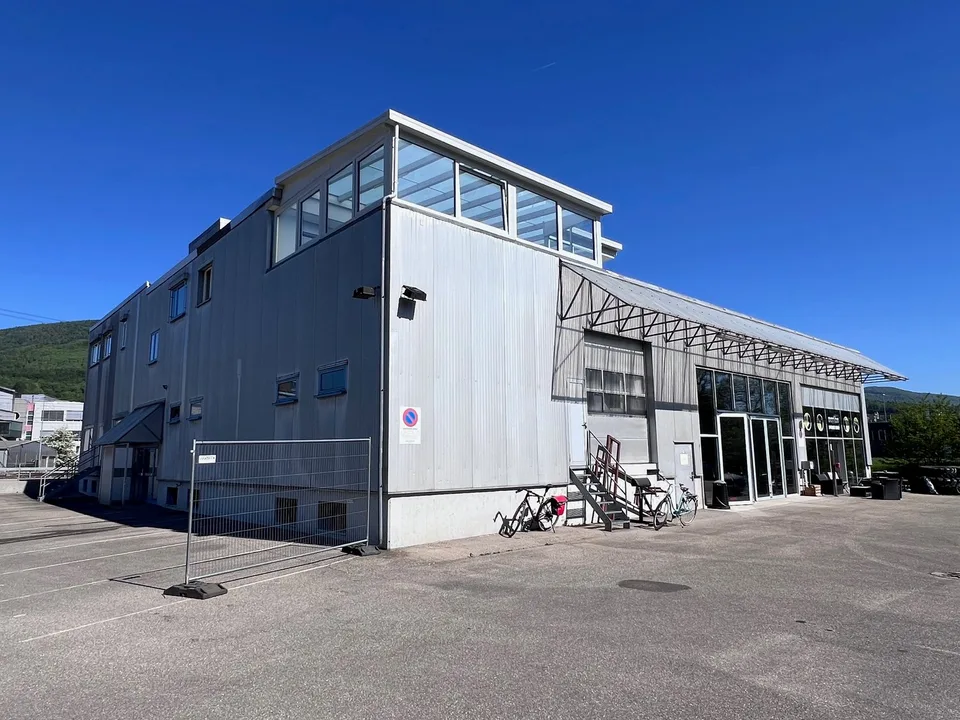 3137 m2 d'espaces commerciaux et de stockage à louer à Wangen bei Olten
