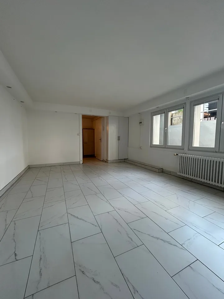 Spazio commerciale polivalente con cucina e bagno privati