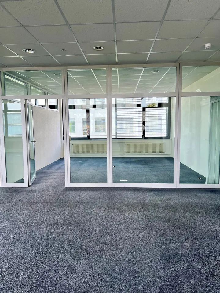 Ambiente di lavoro luminoso nel Business Park Bern
