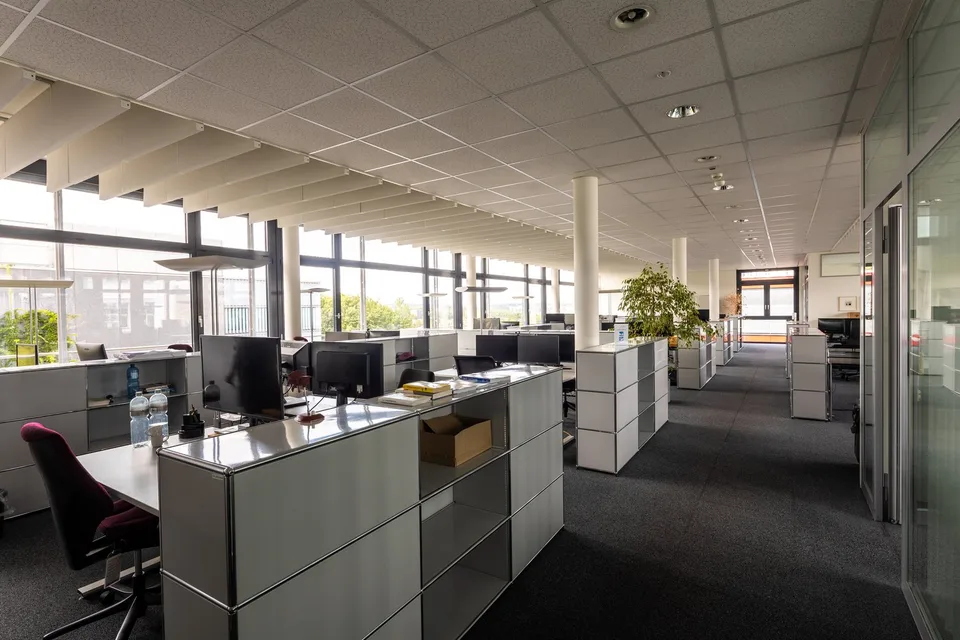 Ambiente di lavoro luminoso nel Business Park Bern