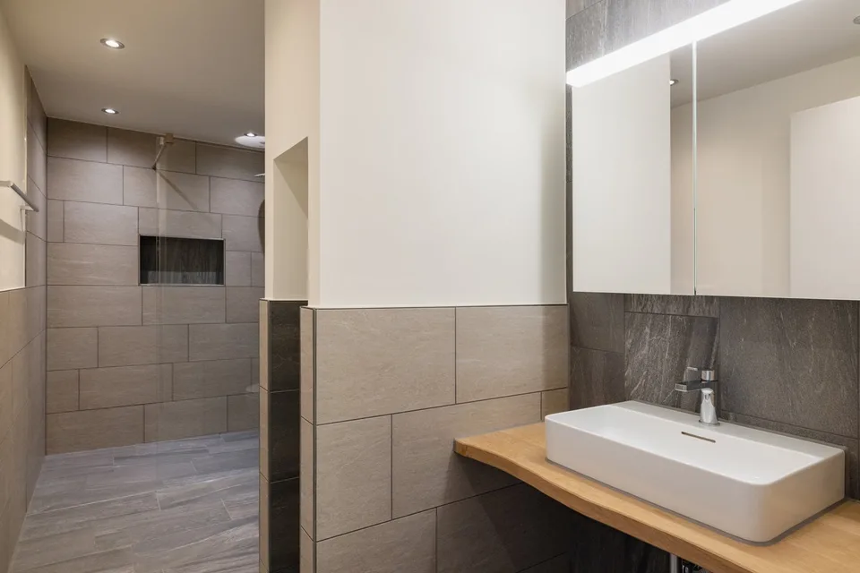 Moderne 2.5-Zimmer-Langzeit-Ferienwohnungen im Dorfkern von Näfels – Foto 6 von 8