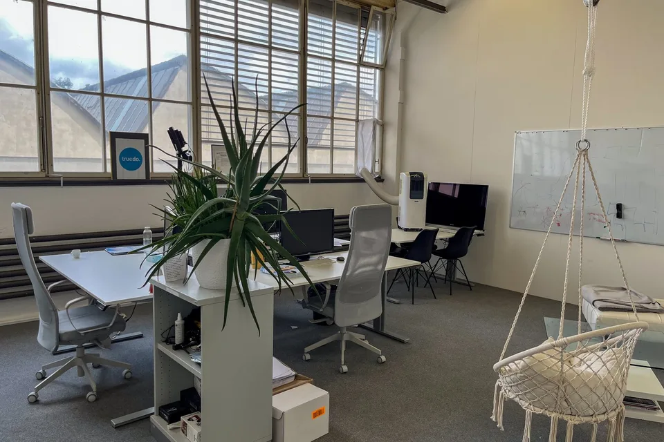 Bureau abordable dans une halle de fabrique créative