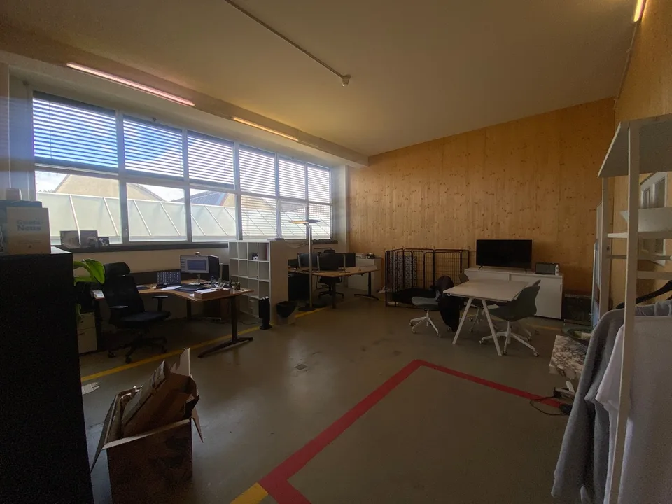 Bureau abordable dans une halle de fabrique créative