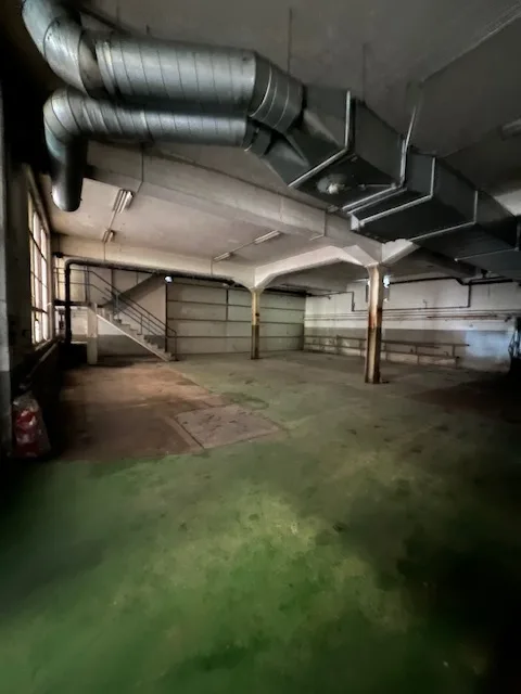 À louer : espace de plain-pied idéal pour un atelier ou un dépôt.