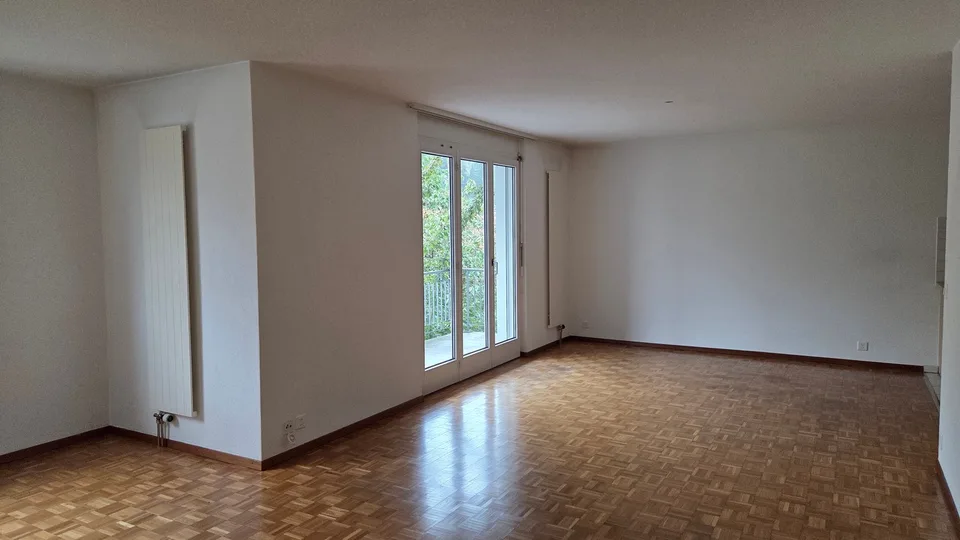 Apartment located in a building with elevator.