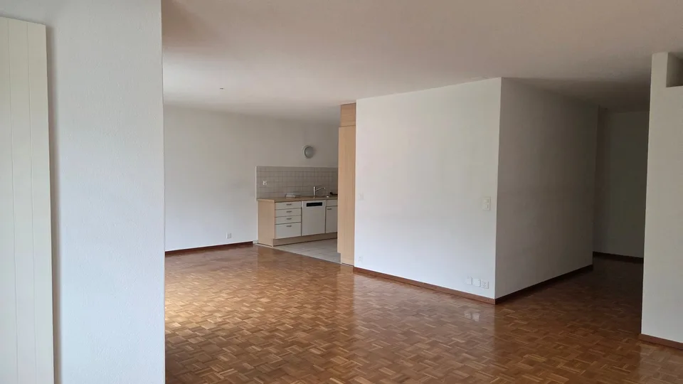 Apartment located in a building with elevator.