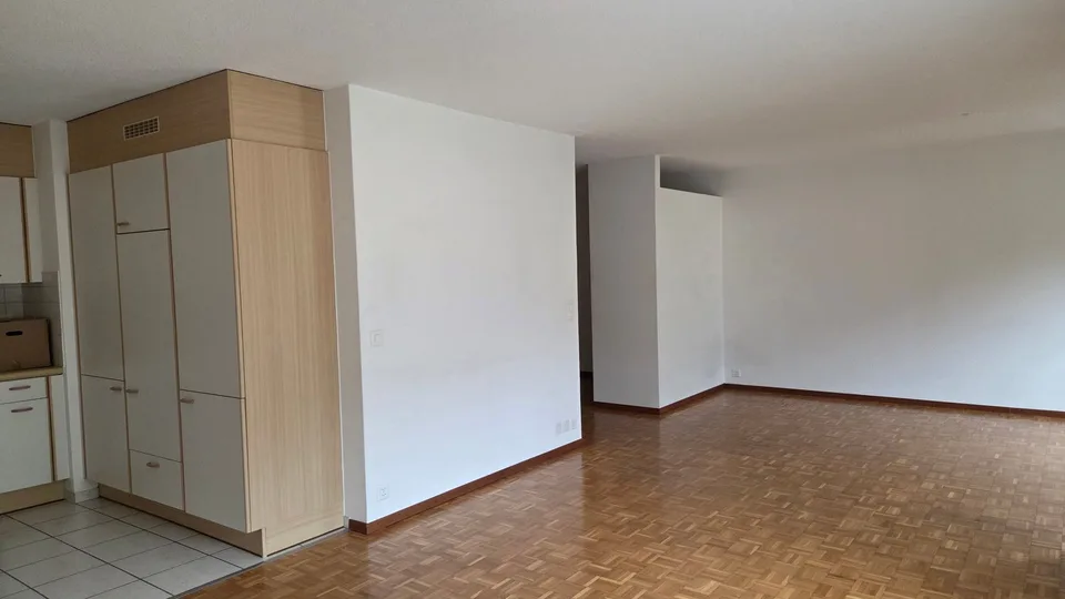 Apartment located in a building with elevator.