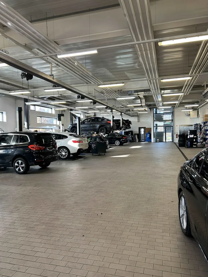 Showroom & ateliers à louer  Meyrin  3000 m²  Visibilité exceptionnelle & parkings