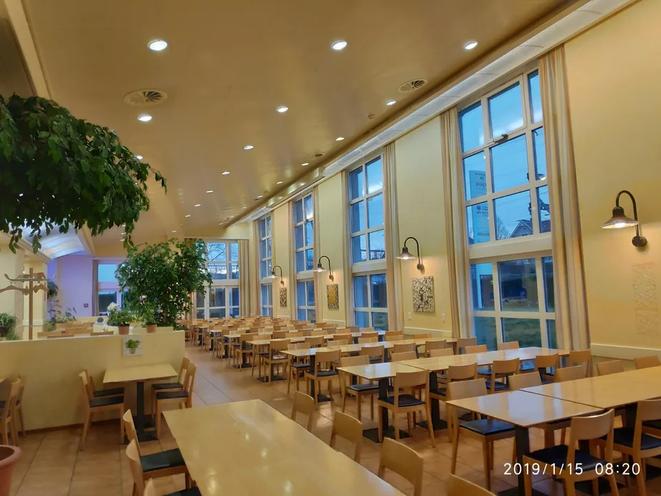 Benvenuti a ZWHATT: Area gastronomica direttamente alla stazione di Regensdorf