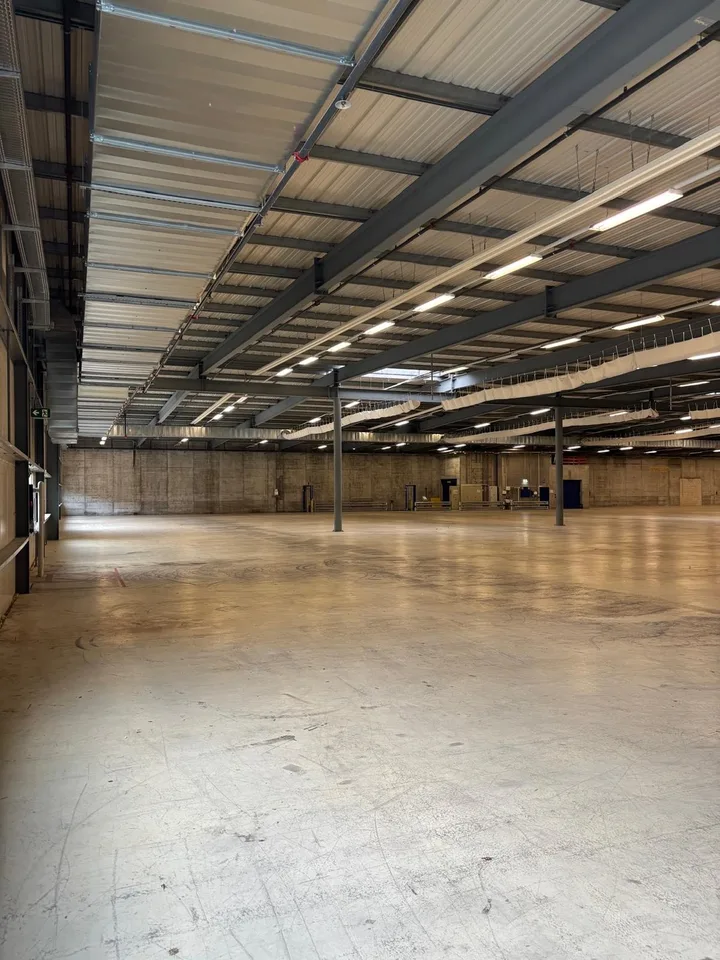 Esclusiva hall industriale (1° piano) con uffici integrati a Neuendorf SO