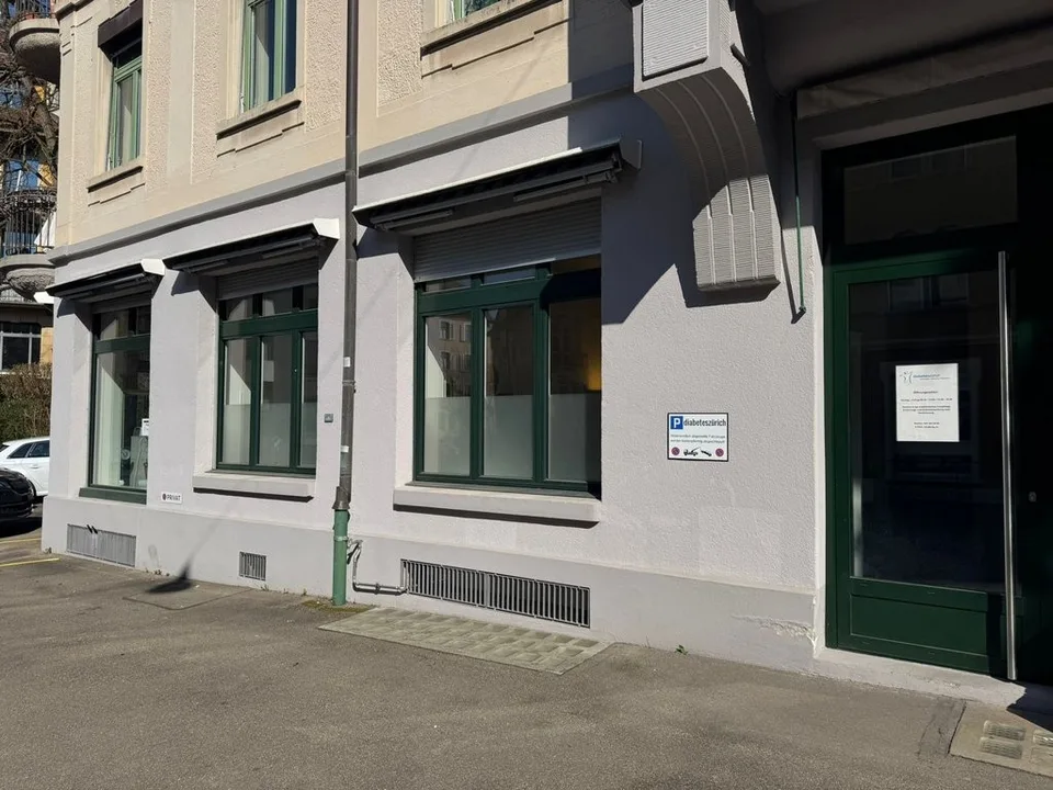 Helle Räumlichkeiten für Büro/Praxis zu vermieten