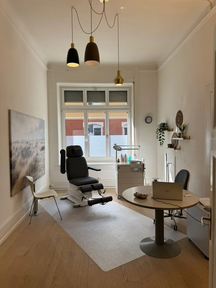 Helle Räumlichkeiten für Büro/Praxis zu vermieten
