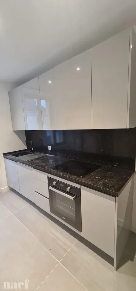 Appartement de 4 pièces rénové récemment avec balcon et véranda