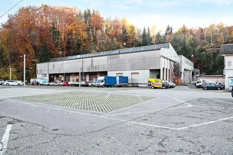 Grosszügige Lagerhalle an gut erschlossener Lage
