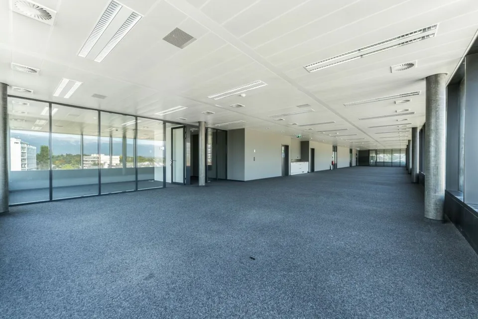 Surface de bureaux de 350 m² avec espaces vitrés et cuisine ouverte