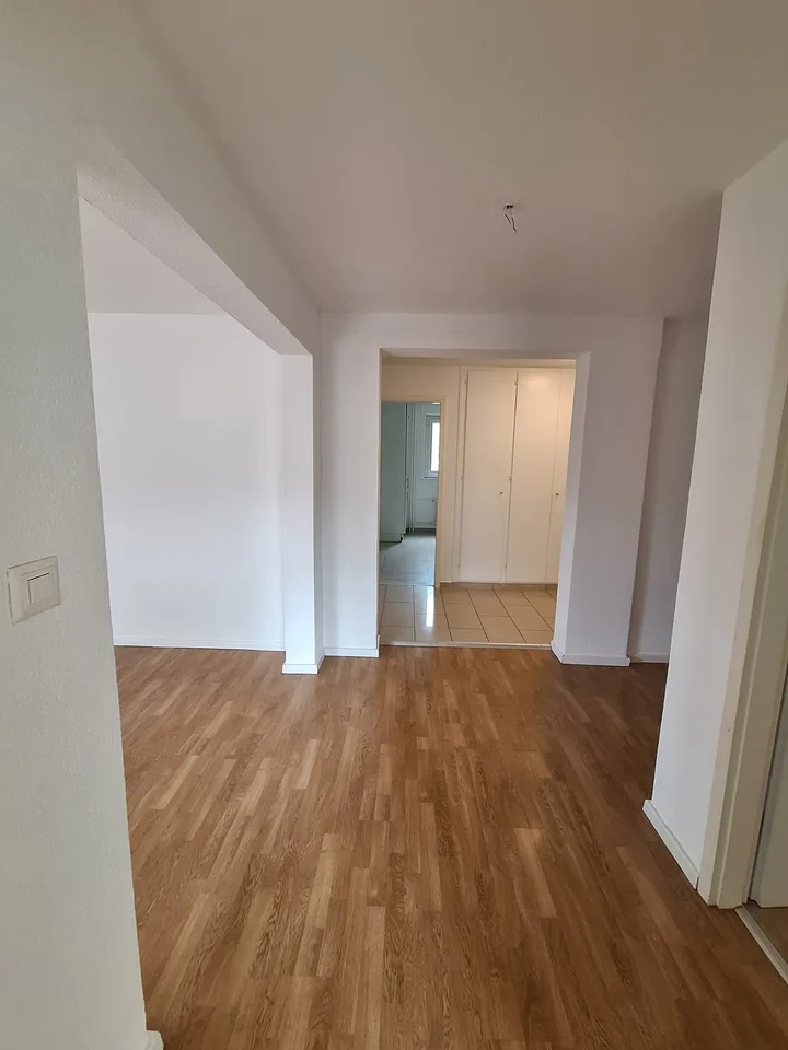 Geräumige 4.5-Zimmer-Wohnung mit Balkon! – Foto 8 von 11