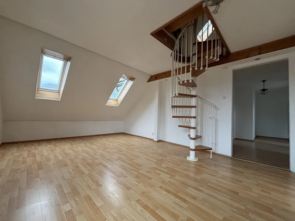 À louer : Duplex de 3,5 pièces partiellement rénové - Loyer offert !