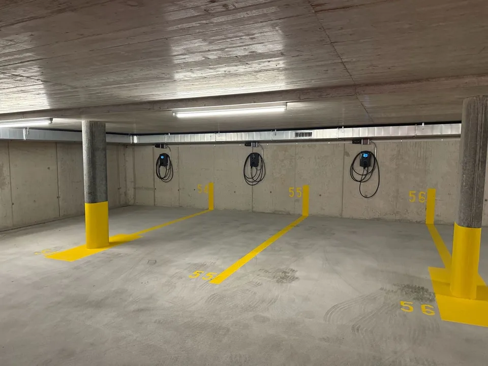 Parkplätze mit E-Ladestation in der Tiefgarage an der Buchholzstrasse, 8053 Zürich