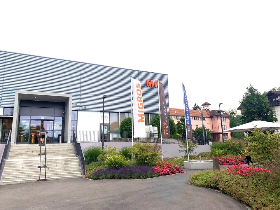 Spazio di vendita attraente nel centro commerciale Migros – posizione ideale direttamente alla stazione ferroviaria di Reinach AG