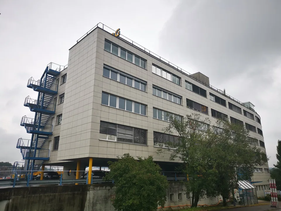 Büro mit Kurs und klarer Sicht - hier fliegt dein Business nicht in die Pflicht!