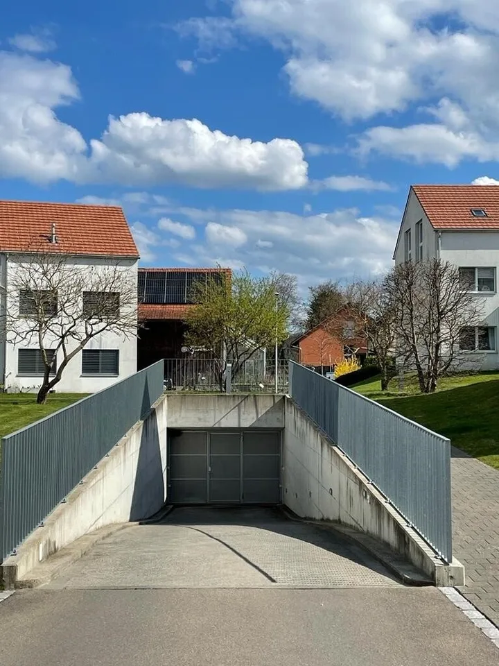 Geschützter Autoabstellplatz in Tiefgarage frei
