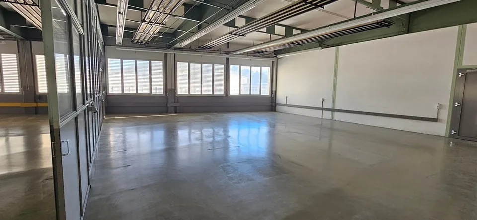 Büro und Atelier im 1. Stock in Penthalaz
