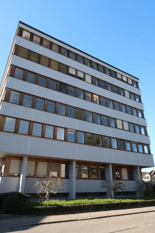 Bureau individuel à des conditions équitables dans un immeuble de bureaux bien entretenu