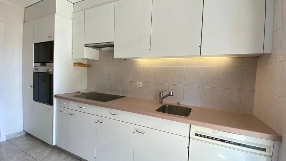 Appartamento luminoso di 2,5 locali di ca. 56 m2, orientato a sud, all'ultimo piano con ascensore e box garage opzionale.