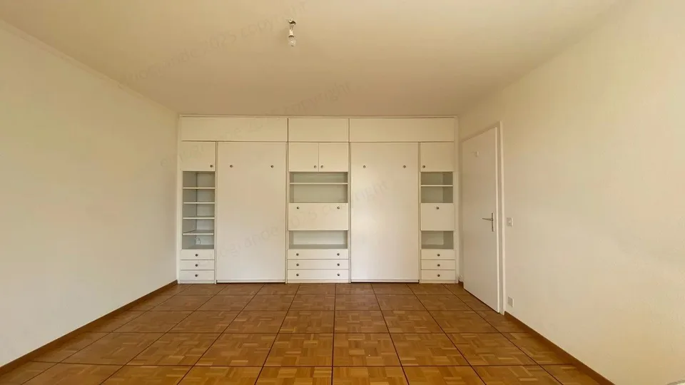 Appartamento luminoso di 2,5 locali di ca. 56 m2, orientato a sud, all'ultimo piano con ascensore e box garage opzionale.