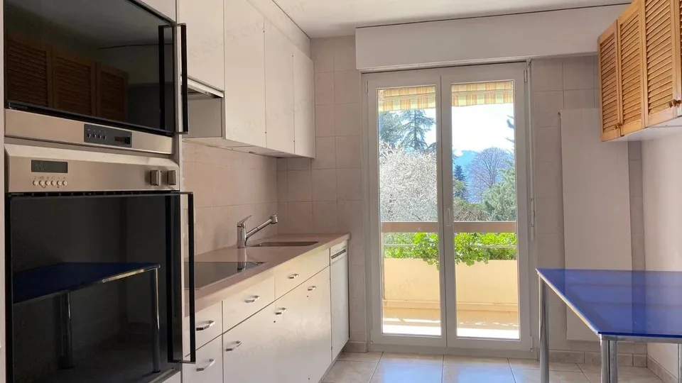 Appartamento luminoso di 2,5 locali di ca. 56 m2, orientato a sud, all'ultimo piano con ascensore e box garage opzionale.