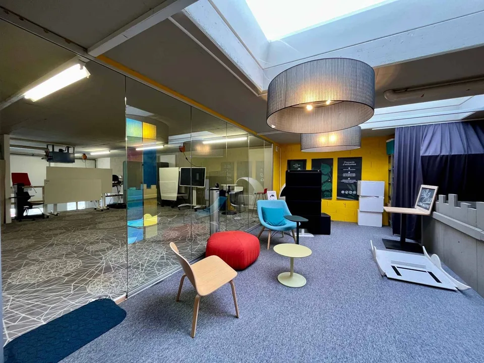 Commercial premises, showroom, 490 m2 warehouse for rent in Mont sur Lausanne