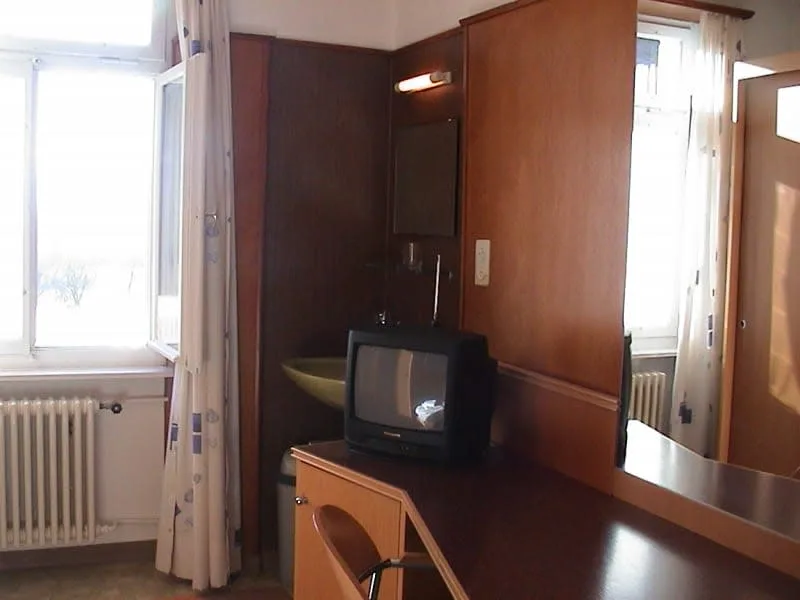 Hotelzimmer-Room mit/ohne Küche/Kitchen, Kurz- oder Langzeit mit Spezialpreis