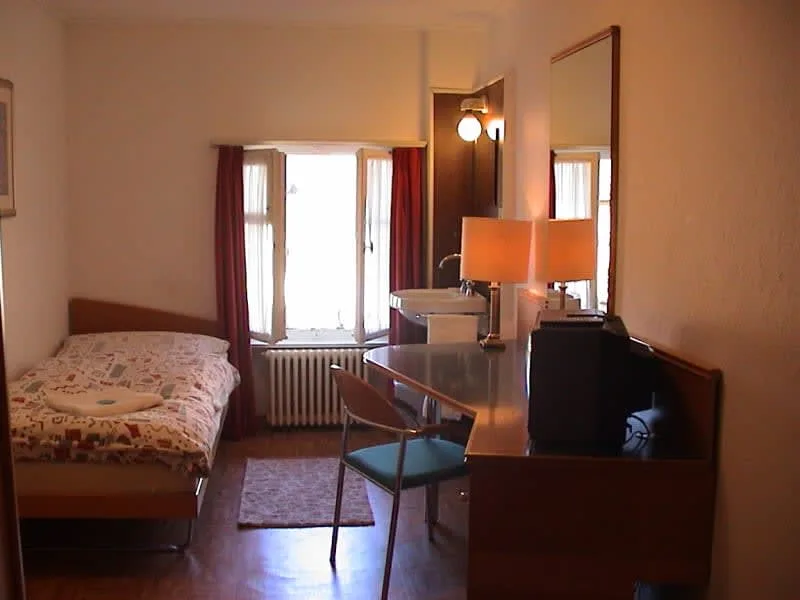 Hotelzimmer-Room mit/ohne Küche/Kitchen, Kurz- oder Langzeit mit Spezialpreis