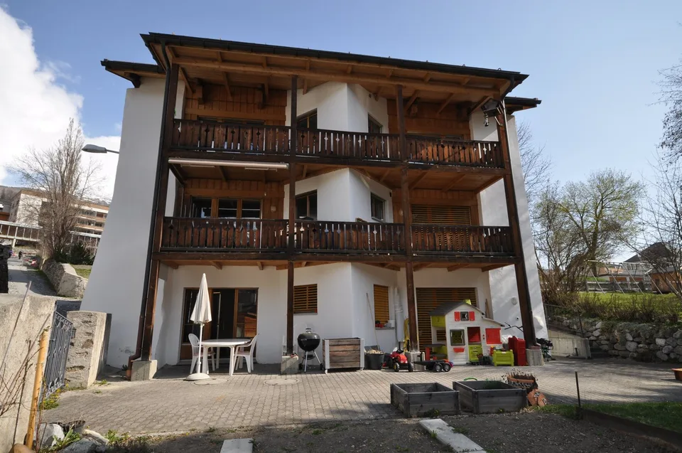 Geräumige 6.5-Zimmer-Maisonette-Wohnung mit Bergblick in Scuol