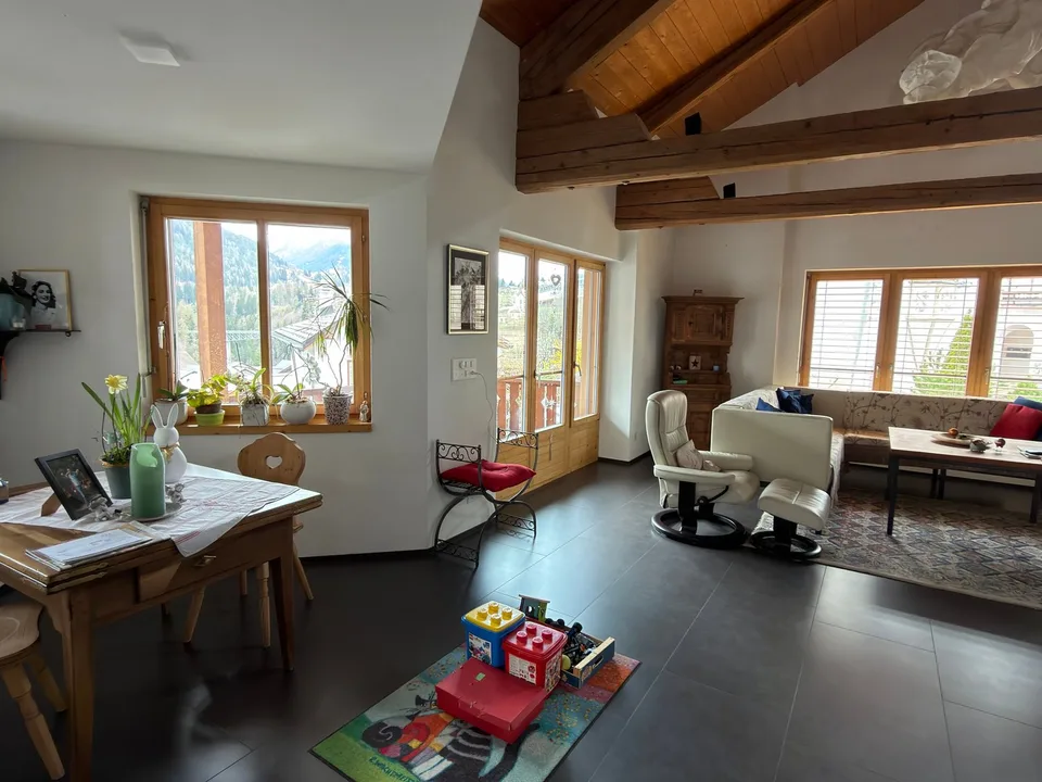 Geräumige 6.5-Zimmer-Maisonette-Wohnung mit Bergblick in Scuol