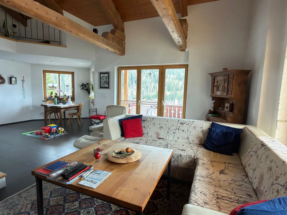 Geräumige 6.5-Zimmer-Maisonette-Wohnung mit Bergblick in Scuol