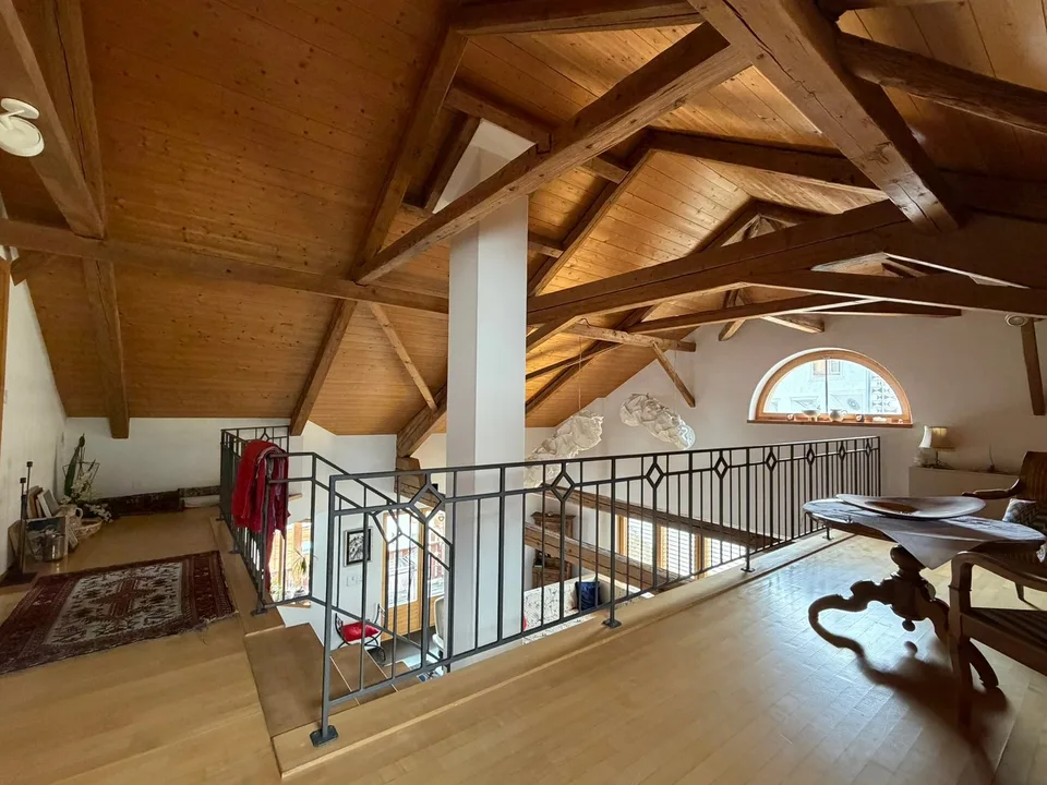 Geräumige 6.5-Zimmer-Maisonette-Wohnung mit Bergblick in Scuol