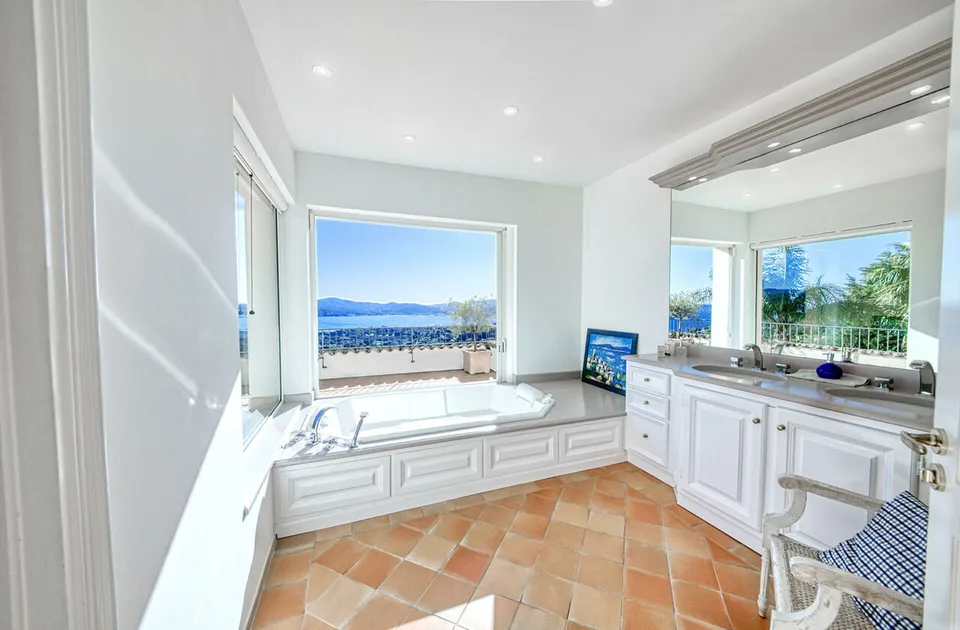 SOMMERORT - LUXUSVILLA MIT MEER- UND ST-TROPEZ-BLICK – Foto 10 von 13