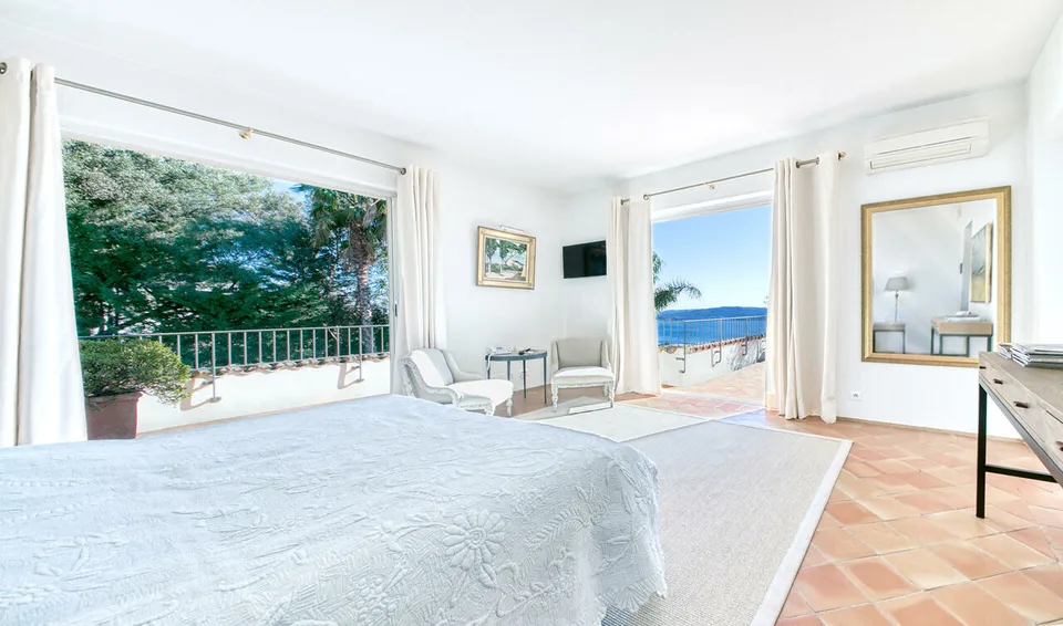 SOMMERORT - LUXUSVILLA MIT MEER- UND ST-TROPEZ-BLICK – Foto 9 von 13