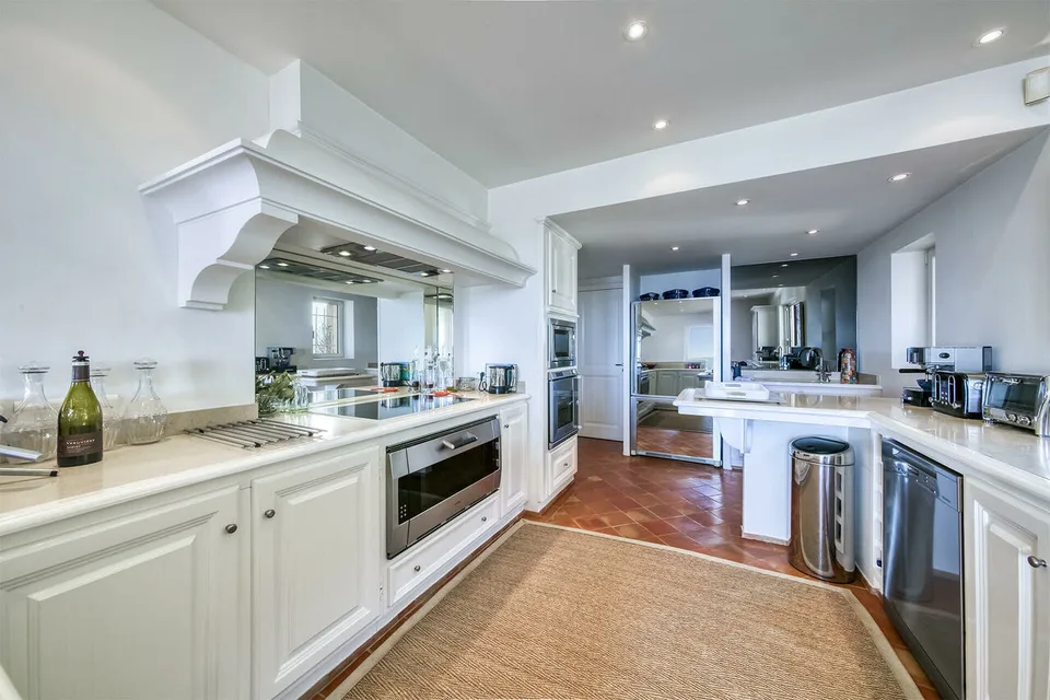 SOMMERORT - LUXUSVILLA MIT MEER- UND ST-TROPEZ-BLICK – Foto 6 von 13