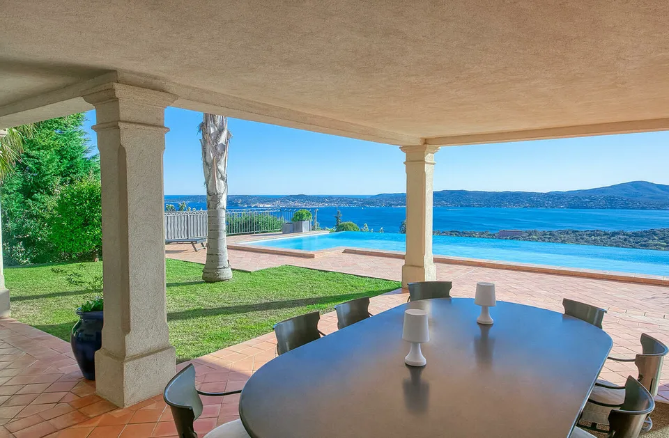 SOMMERORT - LUXUSVILLA MIT MEER- UND ST-TROPEZ-BLICK – Foto 7 von 13