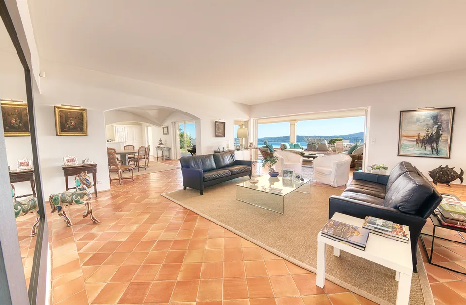 SOMMERORT - LUXUSVILLA MIT MEER- UND ST-TROPEZ-BLICK